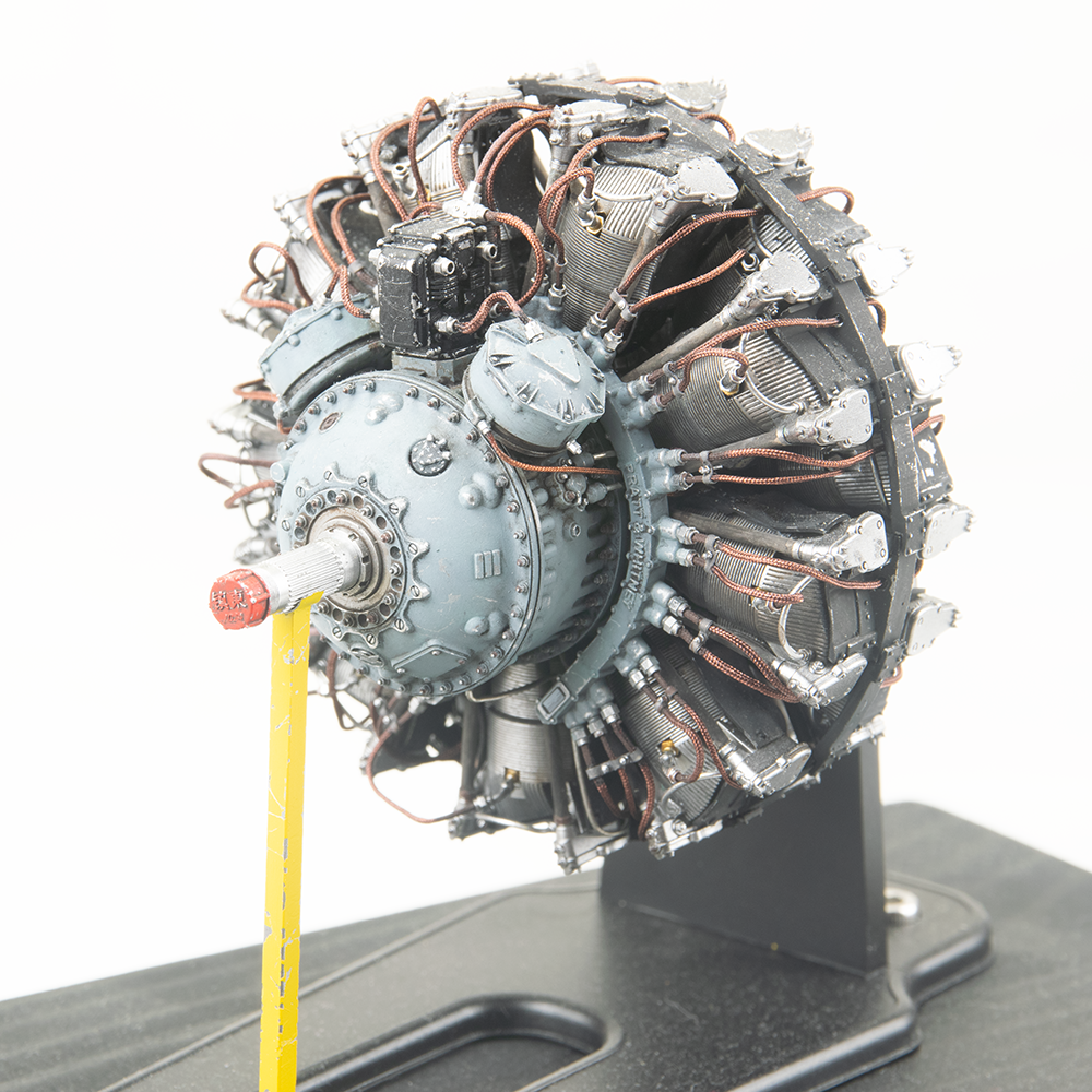 1/16 Scale Masterpiece: Hand-Painted WWII 18-Cylinder Radial Engine – Collector’s Edition with Acrylic Case