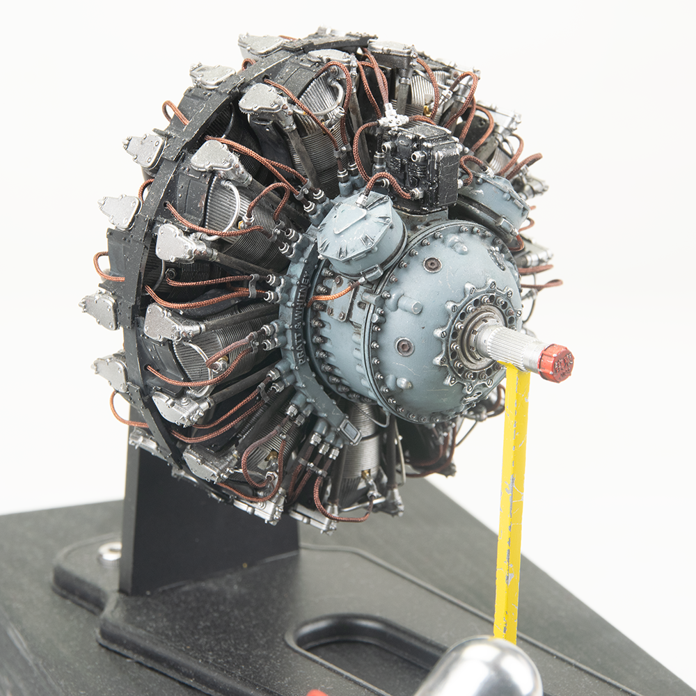 1/16 Scale Masterpiece: Hand-Painted WWII 18-Cylinder Radial Engine – Collector’s Edition with Acrylic Case