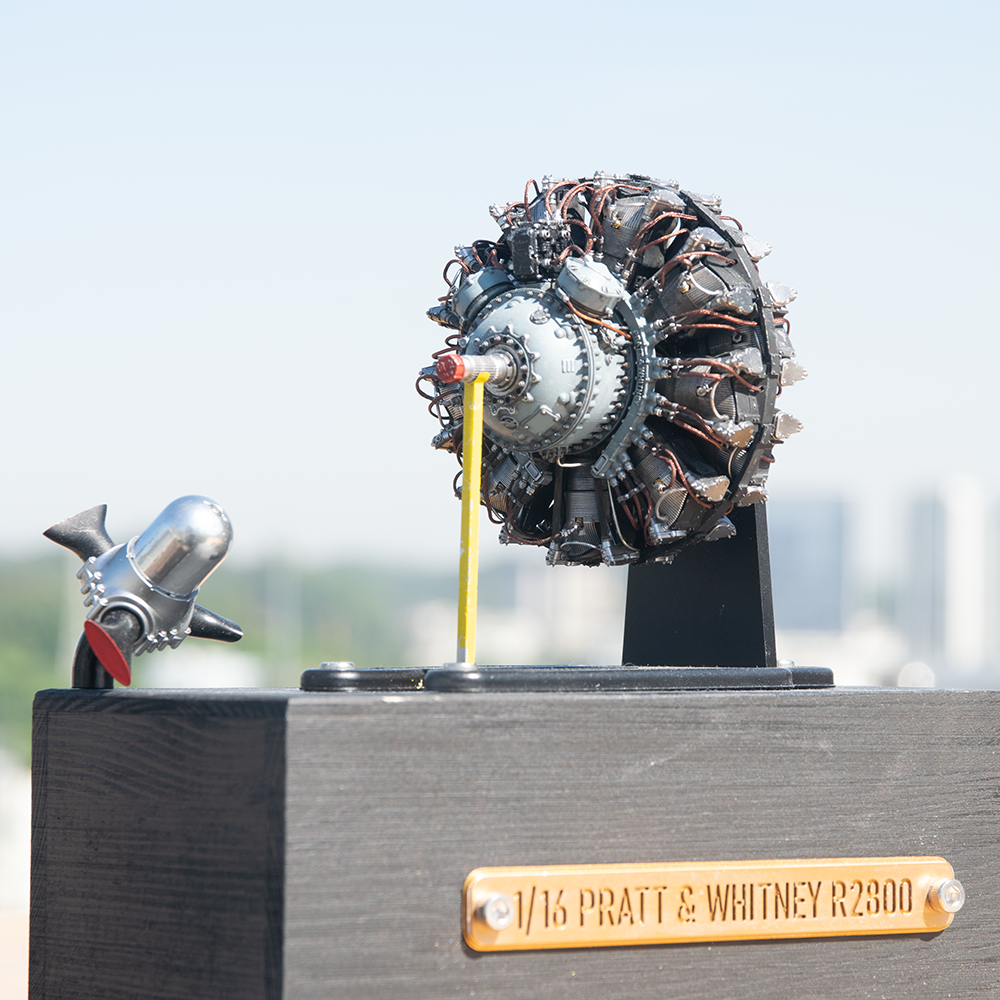 1/16 Scale Masterpiece: Hand-Painted WWII 18-Cylinder Radial Engine – Collector’s Edition with Acrylic Case
